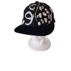 Cap Black and white NWOT